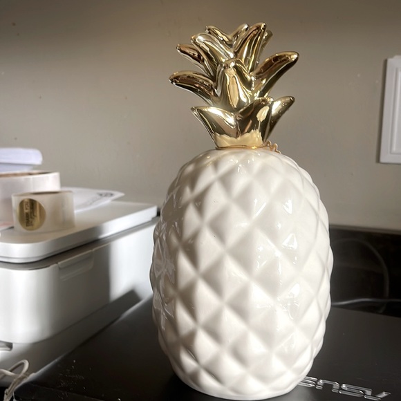 Hazel & Co. White and Gold Crown Ceramic Pineapple Figurine Decor - Picture 6 of 16